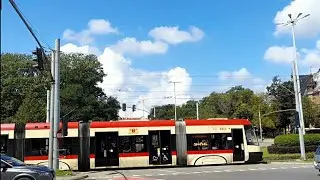 Gdańskie tramwaje i autobusy w pobliżu Bramy Wyżynnej