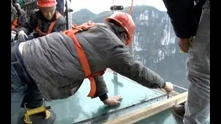 Glass Floor of Skywalk Replaced 1400m Above the Ground in China