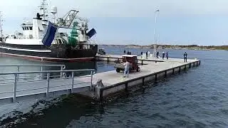 Un ponton flottant en b&eacute;ton con&ccedil;u pour accueillir de gros navires.