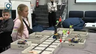 Діти від 9 до 12 років створюють робота-героя на курсі VEX RoboWeek