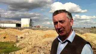 Bordeaux 2010: Jacques Thienpont bromeando sobre la construcci&oacute;n de la nueva bodega de Le Pin.