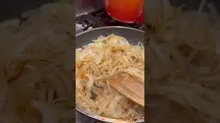Как приготовить карамелизованный лук 🧅 #рецепт #лук #кулинарнаяшкола #кулинарнаяшкола #готовка