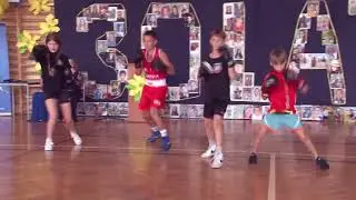 Pokaz mody sportowej - Uroczystość 30-lecia SP 15 w Koninie