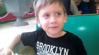 Влад в Magic Burger. Зашли перекусить после прогулки по городу. 9 мая. vlog#1