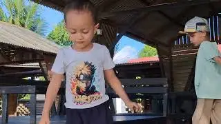 Athir dan Ali main di Pantai