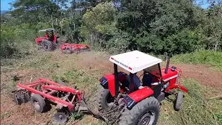 Pai e filho botando furando no mato com os tratores MF290 - imagem do drone neo