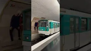 Un MF67 part, un autre rentre&hellip; et le conducteur me salue ! #mf67 #railway #idfm #train #mf67 #paris