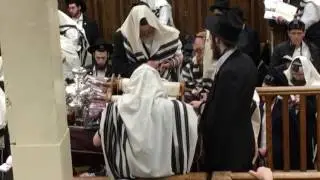 Shacharis at 770. שחרית
