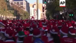 6,000 people dressed as Santa Claus take part in fun run