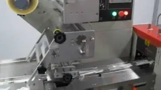 Flow pack machine