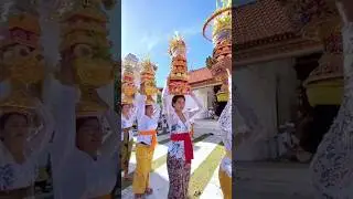 Balinese women who are beautiful and tough bring 
