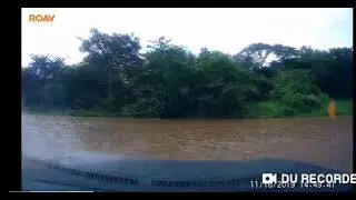 Cruzando el r&iacute;o Bongo
