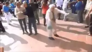 дед зажигает