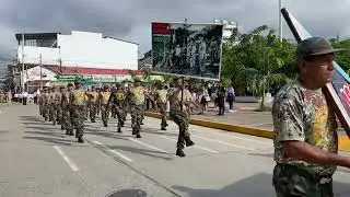 Civismo y honor en izamiento con excombatientes y Fuerzas Armadas