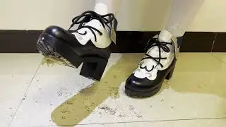 View 1 - Trample a Cake in Barbara Cosplay Shoes - 芭芭拉cos鞋踩小蛋糕 - 视角1