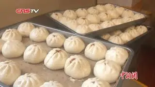福州一机关食堂肉包销售火爆  市民排百米长队抢购
