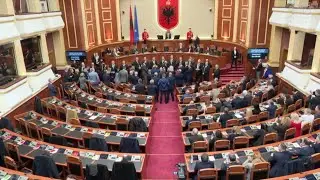 Live - Nis sesioni i ri parlamentar me perplasje dhe kaos