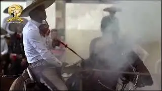 Cantando Iv&aacute;n casta&ntilde;o torres dise&ntilde;ador gr&aacute;fico y Mariachi.