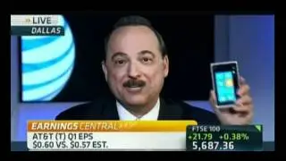 У Ральфа де ла Веги из AT&T белый телефон Nokia Lumia 900.