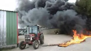 TRACTEUR EN FEU MELRAND