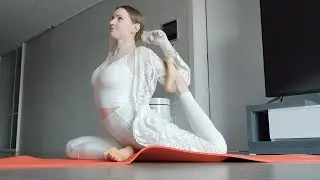 &Ccedil;ıplak Ojeli Ayaklarım, Beyaz Taytım ve Latex Eldivenlerimle Seksi Hareketlerimle Yoga Yapıyorum