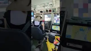 Ship operation experience.There are two engines on the left and right.