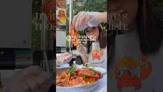 trying chilli crab - Singapore&rsquo;s most famous dish! 🦀