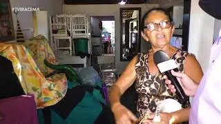 Dona de casa mantém antiga arte de fiar o algodão manuseado o fuso.