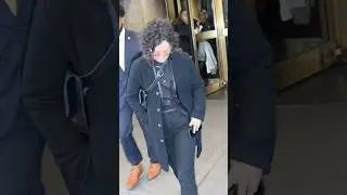 Sara Gilbert ducks away from fans and photos #saragilbert