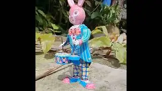 MS298 Happy Bunny Rabbit Drummer Retro Clockwork Wind Up Tin Toy