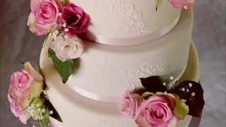 Making of Weddingcake with stenciling of Royal Icing & real flowers - GcF