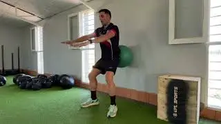 Sentadilla isom&eacute;trica con fitball - Isometric Squat with Fitball
