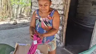 DONA GEANE FELIZ COM OS PRESENTE SURPRESA VEJA 