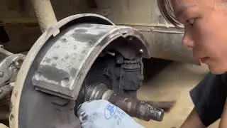 Amazing Genius Female Mechanic Brings a Broken Old Truck Wheel Back to Life