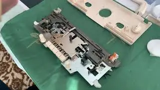Снять крышку каретки вязальной машины Brother KH-881. Brother Carriage Cover Removal