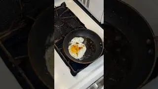 THE QUINTESSENTIAL OVEREASY EGG #shorts #cooking #egg