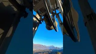 L&auml;uten der Glocken bei blauem Himmel und Bergpanorama