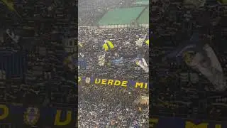 La Curva Nord in azione all&rsquo;ingresso delle due squadre ⚫️🔵