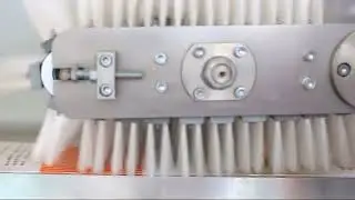 Fully automatic packaging machine for bread biscuits flow wrapper
