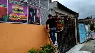 GENOARTES ADESIVANDO E COLANDO PLACAS EM LANCHONETE