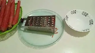 The Perfect Way to Grate Carrots for Salads and Desserts #Carrots #KitchenHacks #FoodPrep #MealPrep