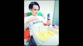 tik tokan sambil makan kue 🍰