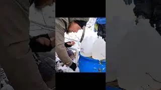 Набираем родниковую воду во время снегопада на нашей автономной горной местности. #снежнаябуря #а...