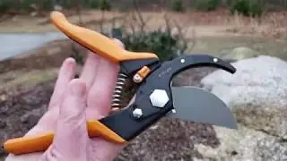 Using the High Carbon Steel Blade Pruner