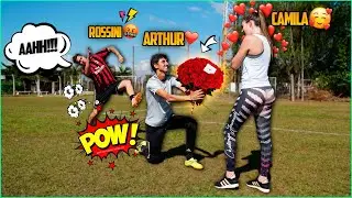 PEGUEI ELE DANDO EM CIMA DA MINHA NAMORADA JOGANDO FUTEBOL...