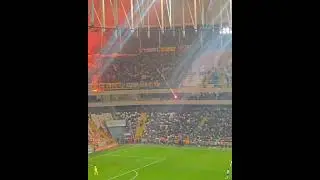 F&uuml;ze Atsaydın Kanka Fenerbah&ccedil;e Trib&uuml;n&uuml;nden Fırlatılan Meşale #gencfenerbahceliler #komik #keşfet