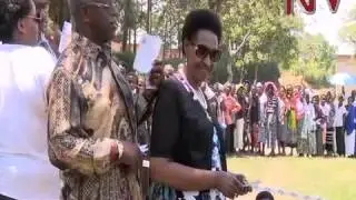 Amama Mbabazi casts his vote in Kanungu