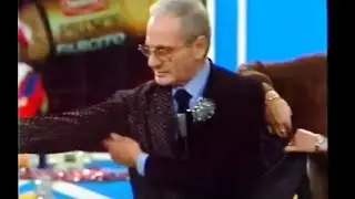 LEGNANO(MI) 24 DICEMBRE 1978  - VEDIAMO IL FAMOSO ATTORE FELICE MUSAZZI  CHE VESTE DA 