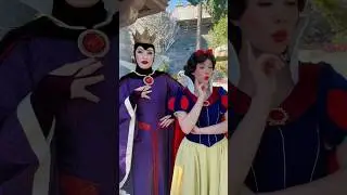 Evil Queen & Snow White Reveal Their Favorite Food🍎#evilqueen #snowwhite #disneyland