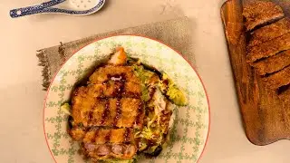 &Auml;kta Tonkatsu - friterad japansk schnitzel serverad med k&aring;lsallad och ris
